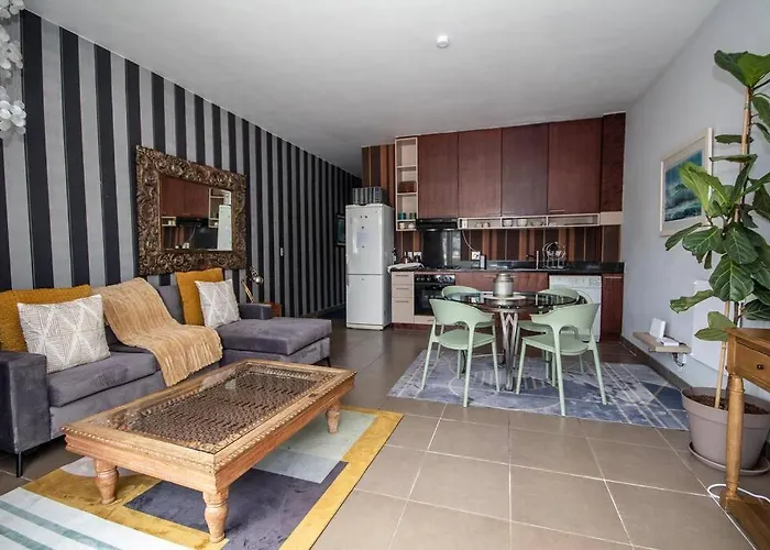 Stylish Flat In Flamboyant Area- No Loadshedding Canterbury