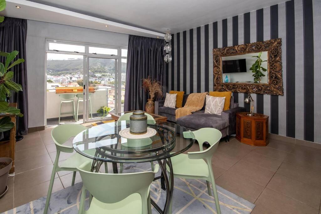 Stylish Flat In Flamboyant Area- No Loadshedding Canterbury Apartment Cape Town