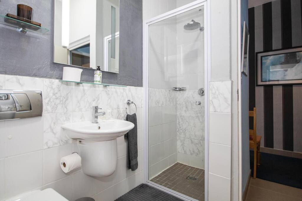 Stylish Flat In Flamboyant Area- No Loadshedding Canterbury Cape Town