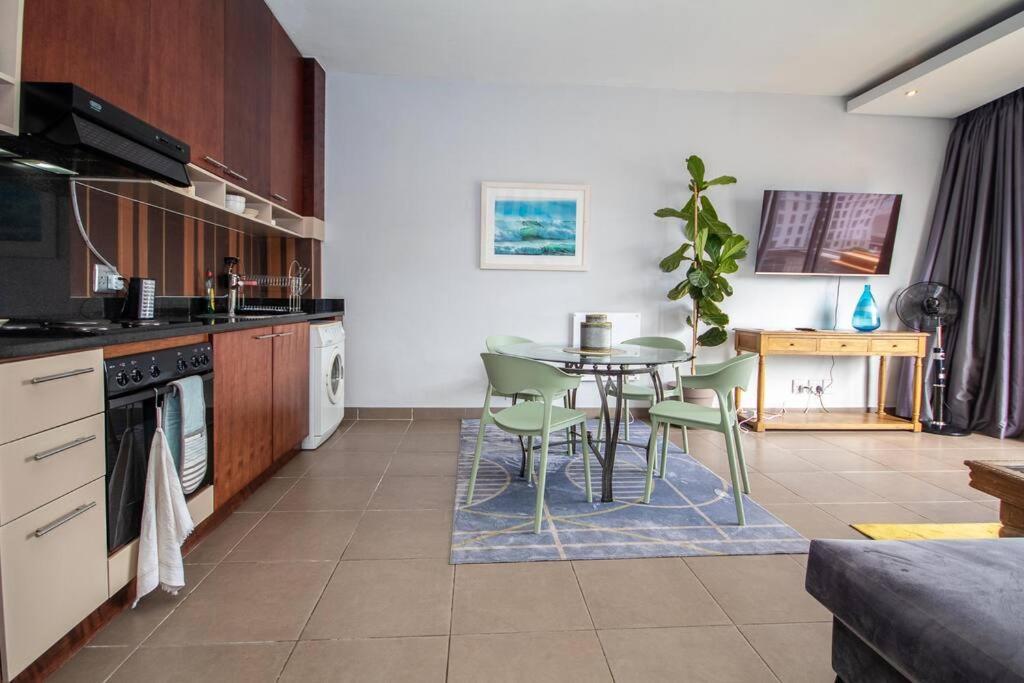 Stylish Flat In Flamboyant Area- No Loadshedding Canterbury Apartment *