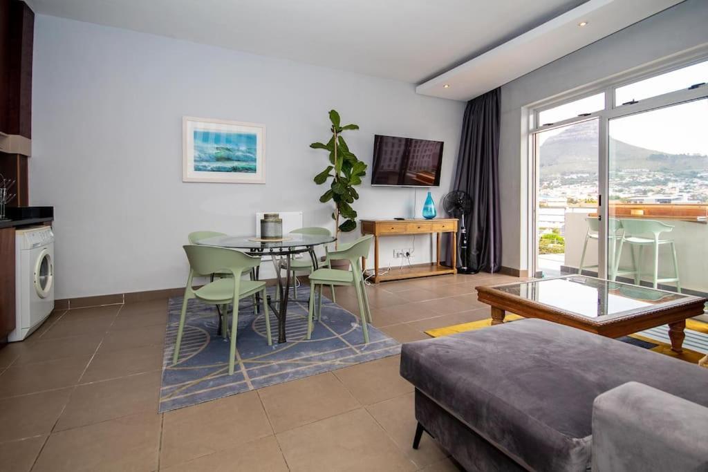 Apartment Stylish Flat In Flamboyant Area- No Loadshedding Canterbury Cape Town