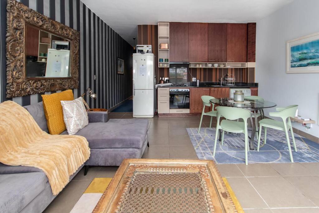 Stylish Flat In Flamboyant Area- No Loadshedding Canterbury