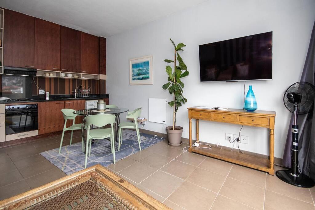 Apartment Stylish Flat In Flamboyant Area- No Loadshedding Canterbury Cape Town