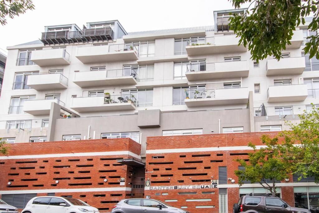 Stylish Flat In Flamboyant Area- No Loadshedding Canterbury Apartment *