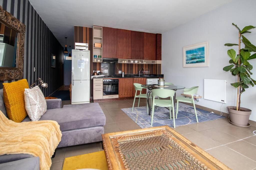Stylish Flat In Flamboyant Area- No Loadshedding Canterbury Apartment